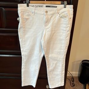 DKNY White Capri Jeans. 12P.